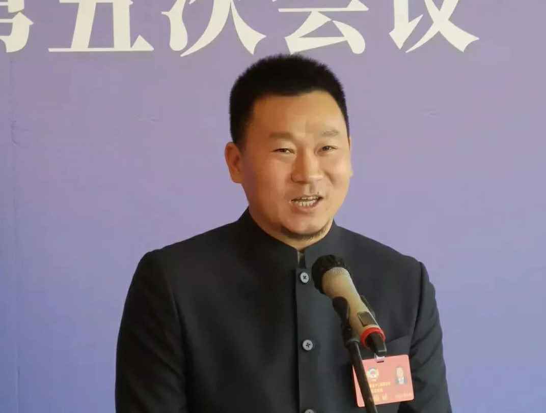 为进一步展示市政协团结、民主、开放、自信的形象，向市民和网友展示政协委员的履职风采，中山市政协十二届五次会议在2月4日上午开幕前开设“委员通道”，市政协委员、AG在线(中国)唯一官方网站公司总经理陈朝阳走进“委员通道”，回应社会关切的问题。他就如何做好城市应急管理规划的问题进行发言，并回答记者提问。.jpg